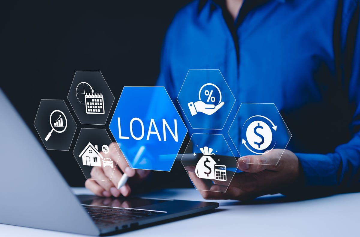 Interfață digitală cu simboluri de credite, dobânzi și gestionare financiară pentru persoane și firme