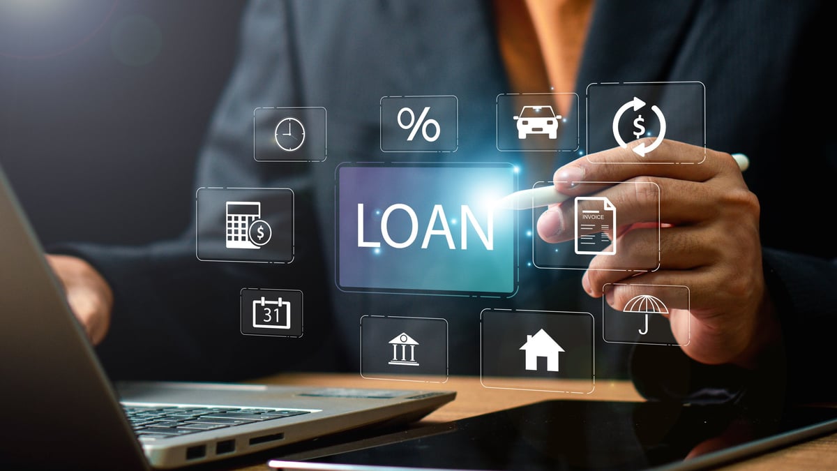 Persoană care analizează pe laptop un contract de credit și opțiuni de finanțare online